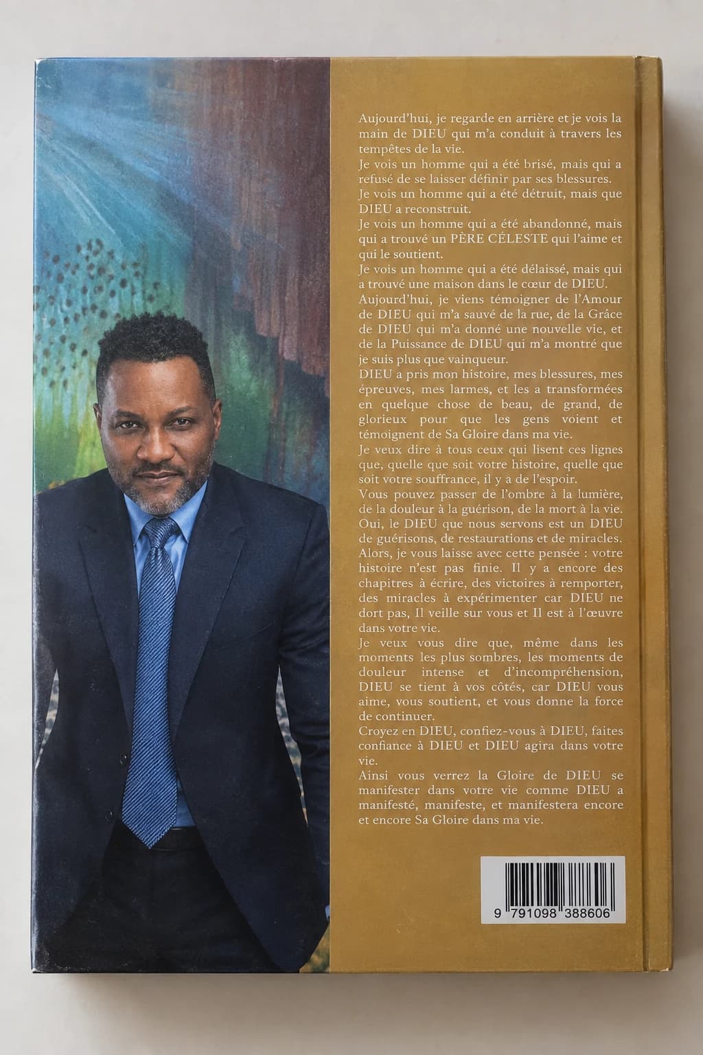 Quatrième de couverture du livre : portrait de l'auteur et texte de présentation sur fond doré